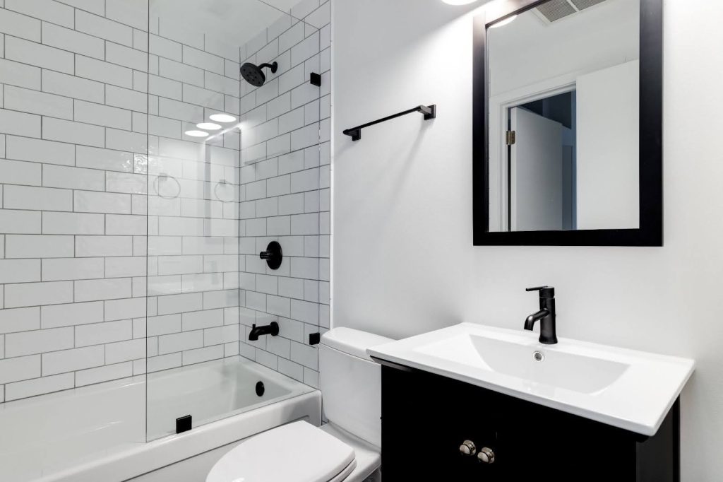 Small Bathroom With Bathroom Accessories